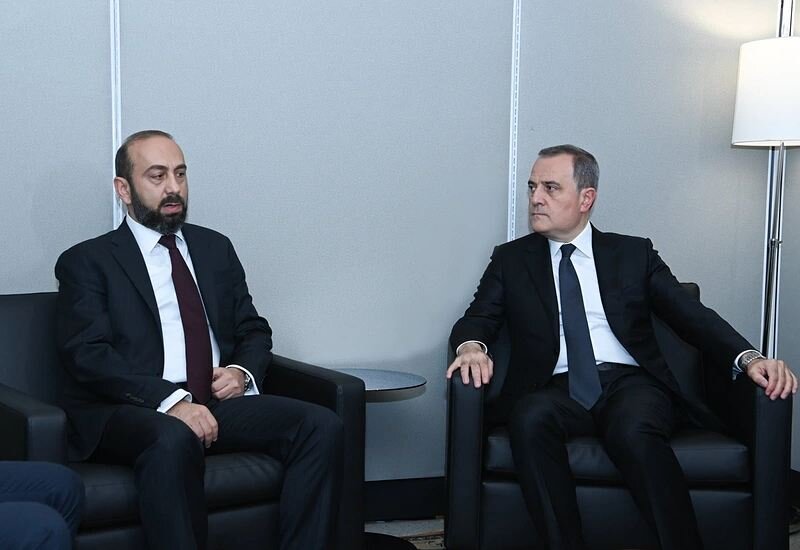 Bakı və İrəvan XİN başçıları arasında səmimi görüş