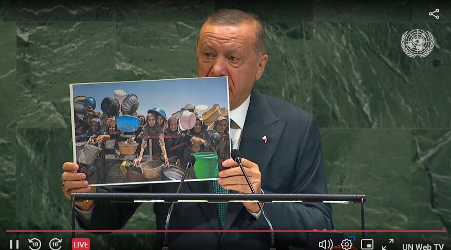 Erdogan Tunjukkan Foto Kejahatan Israel di Gaza di Sidang Umum PBB