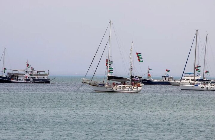 انفجار مشکوک در نزدیکی کشتی «دیر یاسین»؛ پهپادها بر فراز کاروان صمود