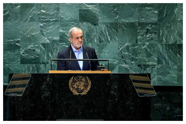 ویدیو | لحظه نمایش تصاویر شهدای جنایت رژیم صهیونیستی در جنگ ۱۲ روزه، توسط رئیس‌جمهور در سازمان ملل