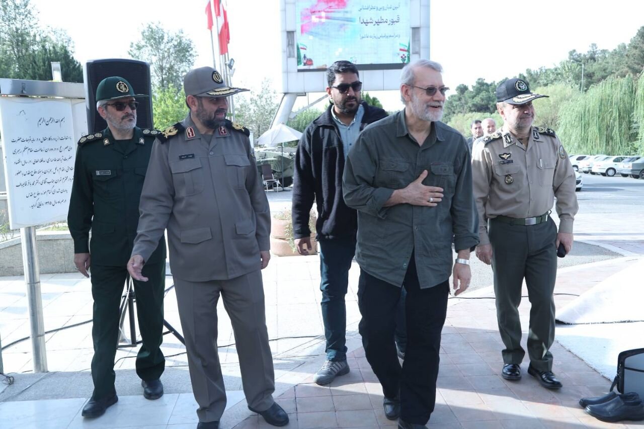 بازدید لاریجانی از موزه ملی انقلاب اسلامی و دفاع مقدس + عکس