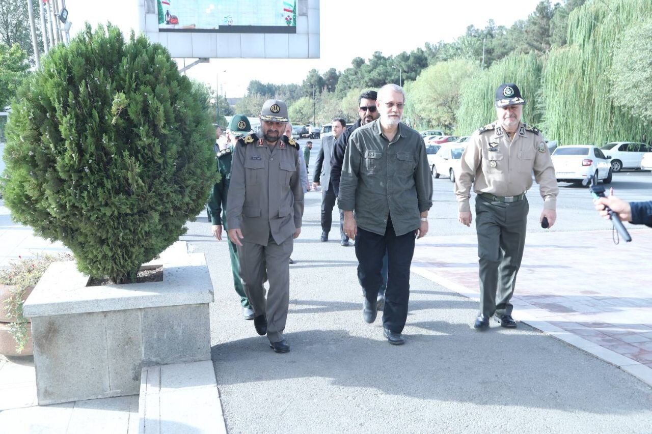 بازدید لاریجانی از موزه ملی انقلاب اسلامی و دفاع مقدس + عکس