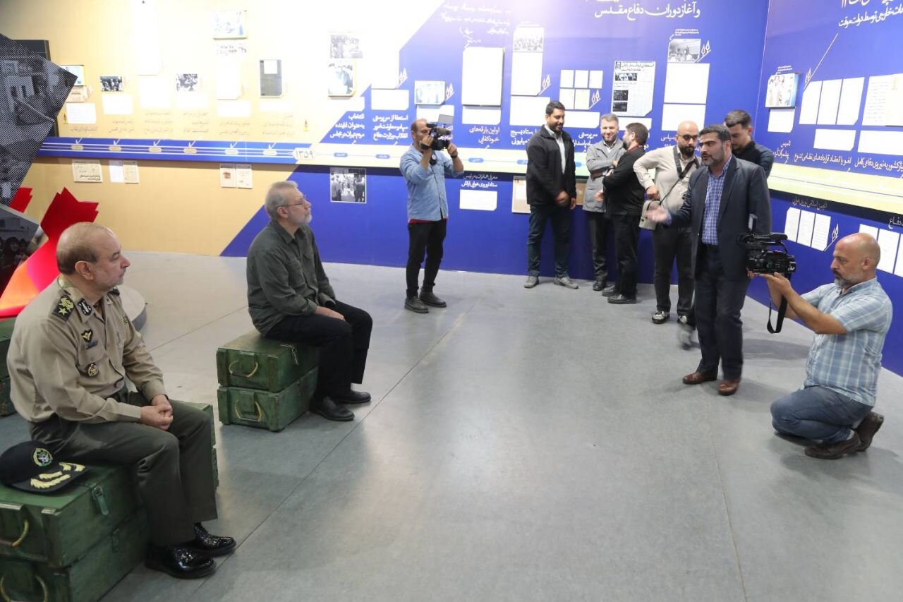 بازدید لاریجانی از موزه ملی انقلاب اسلامی و دفاع مقدس + عکس