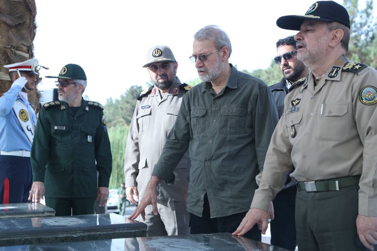 بازدید لاریجانی از موزه ملی انقلاب اسلامی و دفاع مقدس + عکس