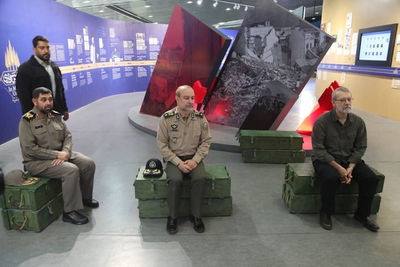 بازدید لاریجانی از موزه ملی انقلاب اسلامی و دفاع مقدس + عکس