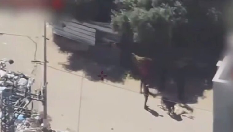 فيديو | لحظة استهداف طائرة مسيرة صهيونية لمجموعة فلسطينيين في غزة