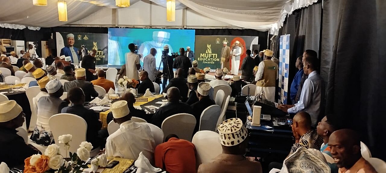 Sheikh Dr. Abdur-Razak Amir - Naibu Katibu Mkuu wa JMAT-TAIFA - Aibuka Mshindi wa Tuzo Bora ya Uandishi Katika Elimu ya Kiislamu +Picha