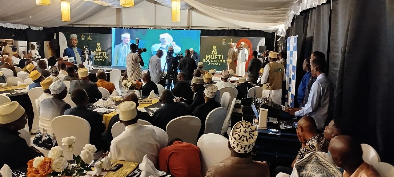 Sheikh Dr. Abdur-Razak Amir - Naibu Katibu Mkuu wa JMAT-TAIFA - Aibuka Mshindi wa Tuzo Bora ya Uandishi Katika Elimu ya Kiislamu +Picha