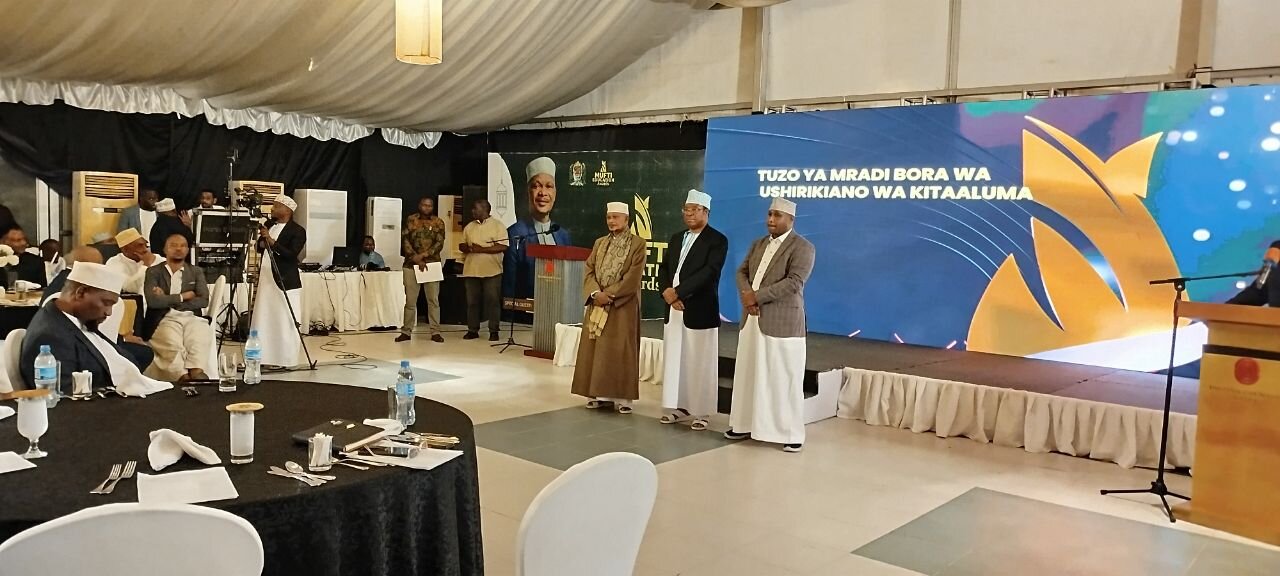 Sheikh Dr. Abdur-Razak Amir - Naibu Katibu Mkuu wa JMAT-TAIFA - Aibuka Mshindi wa Tuzo Bora ya Uandishi Katika Elimu ya Kiislamu +Picha