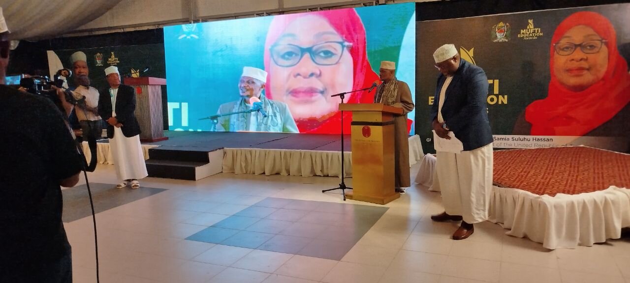 Sheikh Dr. Abdur-Razak Amir - Naibu Katibu Mkuu wa JMAT-TAIFA - Aibuka Mshindi wa Tuzo Bora ya Uandishi Katika Elimu ya Kiislamu +Picha