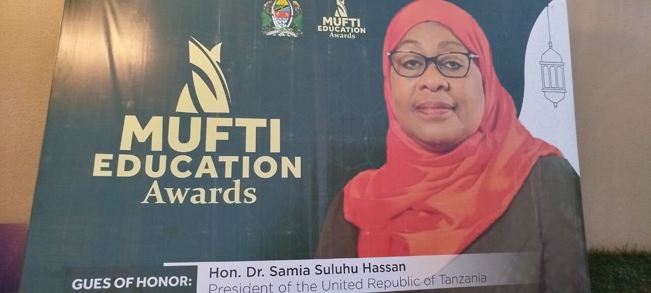 Sheikh Dr. Abdur-Razak Amir - Naibu Katibu Mkuu wa JMAT-TAIFA - Aibuka Mshindi wa Tuzo Bora ya Uandishi Katika Elimu ya Kiislamu +Picha