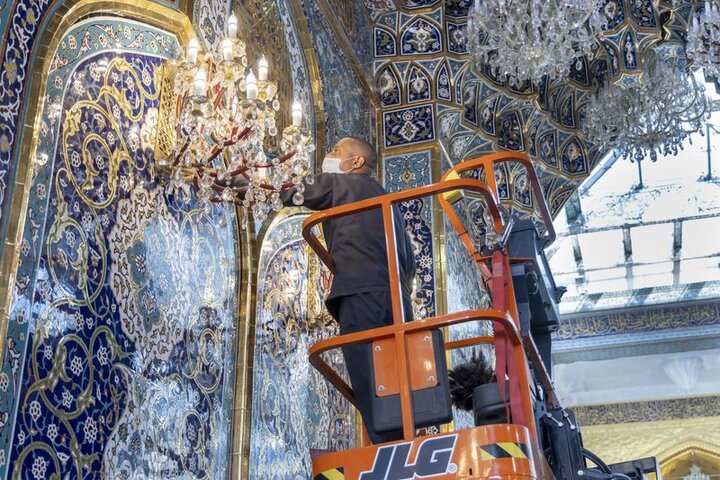 تنظيف الأبواب والجدران داخل الصحن الشريف لأبي الفضل العباس عليه السلام