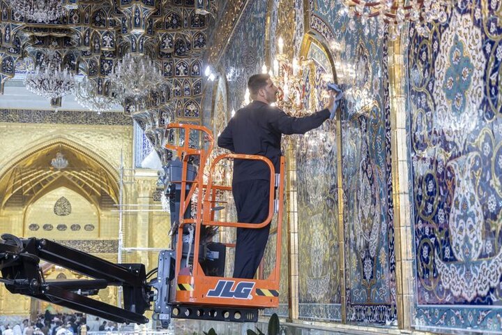 تنظيف الأبواب والجدران داخل الصحن الشريف لأبي الفضل العباس عليه السلام