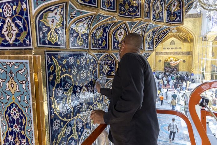 تنظيف الأبواب والجدران داخل الصحن الشريف لأبي الفضل العباس عليه السلام