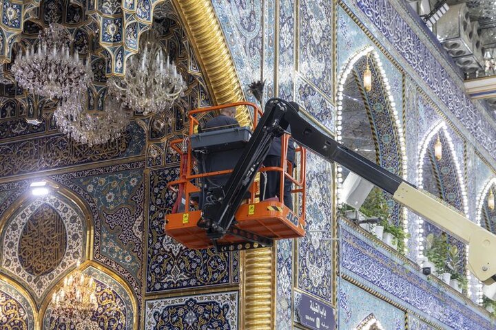 تنظيف الأبواب والجدران داخل الصحن الشريف لأبي الفضل العباس عليه السلام