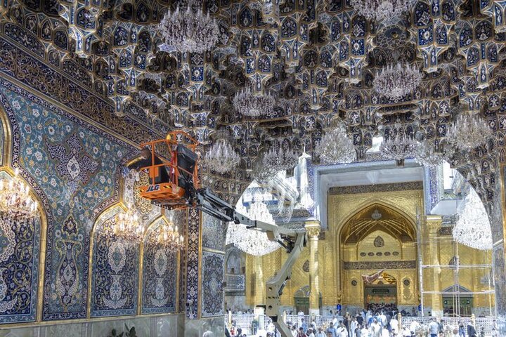 تنظيف الأبواب والجدران داخل الصحن الشريف لأبي الفضل العباس عليه السلام