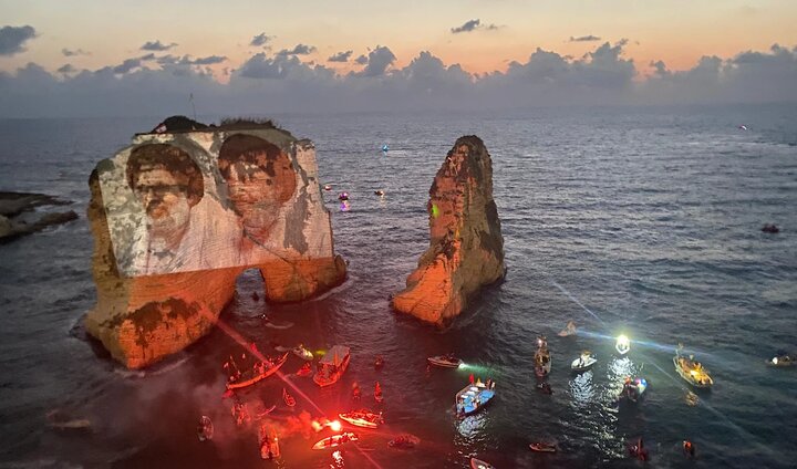 نمایش تصویر شهید سیدحسن نصرالله بر صخرهٔ معروف الروشه بیروت