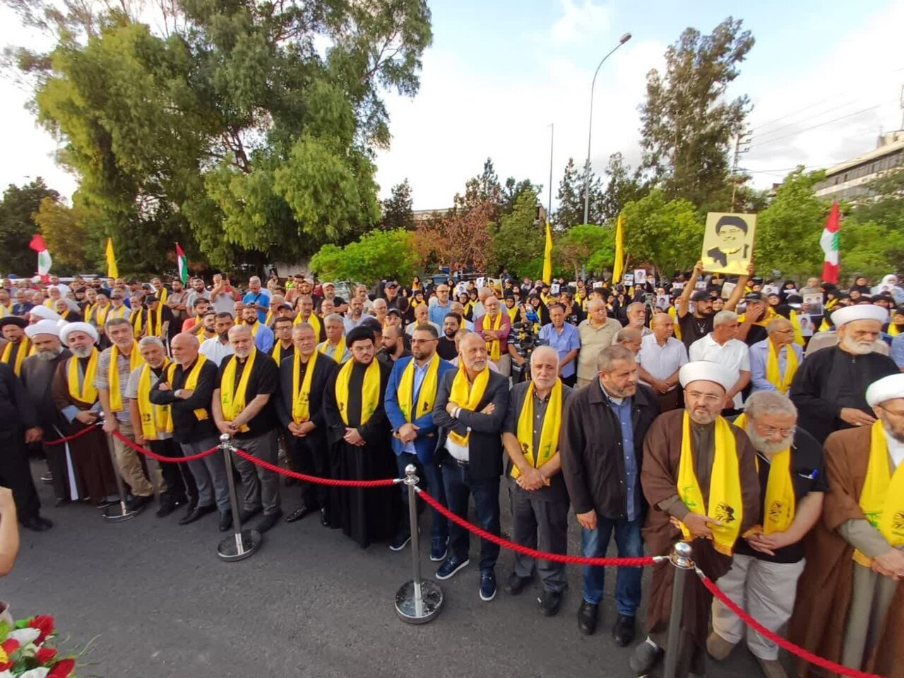 عکس خبری | تجمع مردمی در کنار صخره مشهور روشه در بیروت برای پاسداشت یاد شهید نصرالله