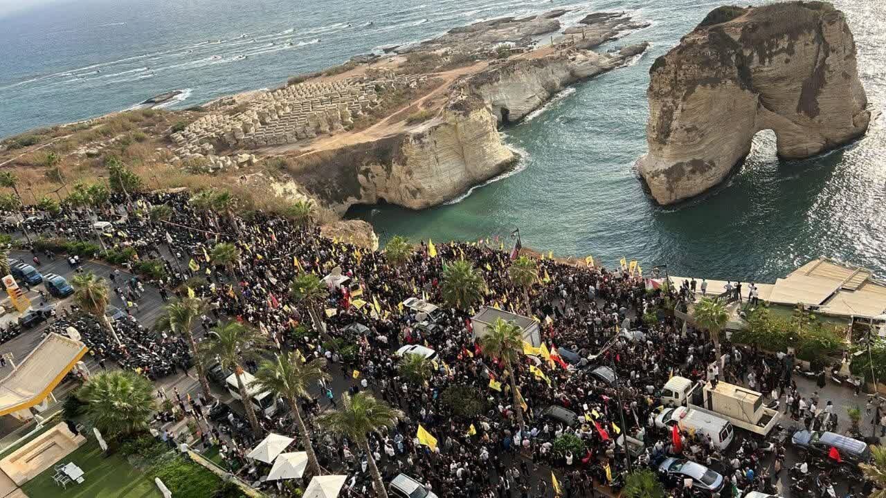 Fotografija | Ljudi se okupljaju pored poznate stijene Roche u Bejrutu kako bi odali počast šehidu Nasrallahu