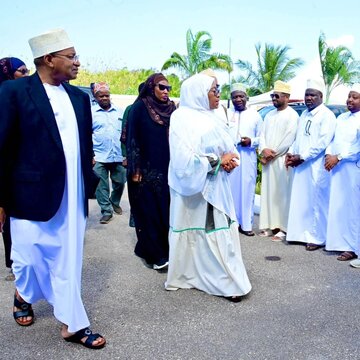 Rais Dr. Samia Suluhu Hassan na Viongozi Wengine wa Kitaifa Watoa Pole kwa Familia ya Marehemu Abbas Mwinyi - Zanzibar + Picha
