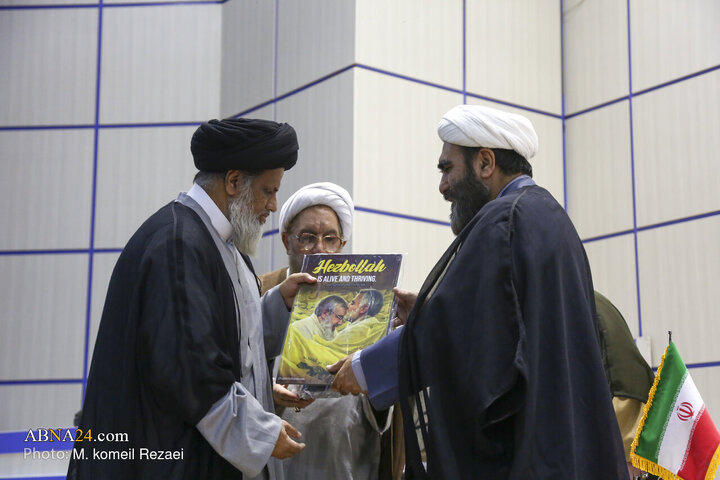 مراسم بزرگداشت شهدای مقاومت از سوی طلاب و دانشجویان انگلیسی‌زبان در قم