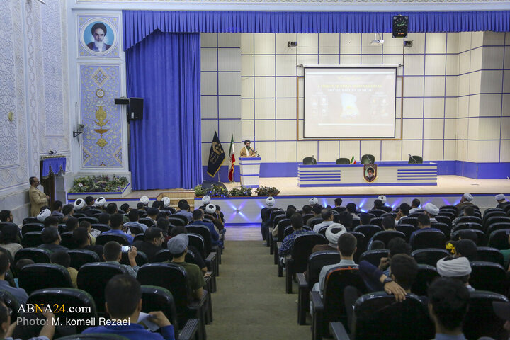 مراسم بزرگداشت شهدای مقاومت از سوی طلاب و دانشجویان انگلیسی‌زبان در قم
