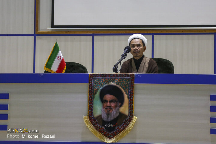 مراسم بزرگداشت شهدای مقاومت از سوی طلاب و دانشجویان انگلیسی‌زبان در قم