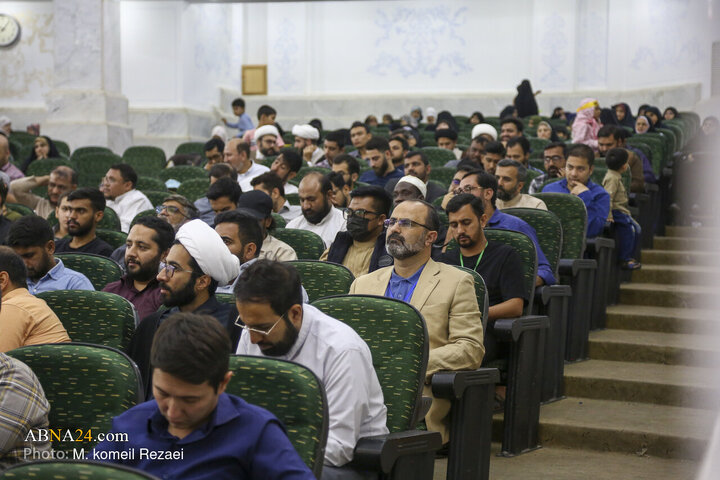 مراسم بزرگداشت شهدای مقاومت از سوی طلاب و دانشجویان انگلیسی‌زبان در قم