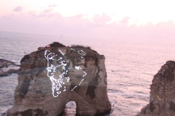 تقرير مصور/ فعالية إضاءة صخرة الروشة في بيروت بصورة السيدين الشهيدين بمناسبة ذكرى شهادتهما