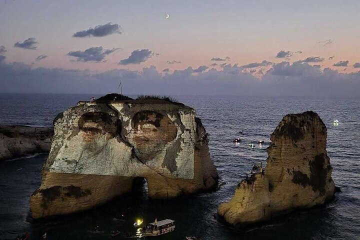 تقرير مصور/ فعالية إضاءة صخرة الروشة في بيروت بصورة السيدين الشهيدين بمناسبة ذكرى شهادتهما