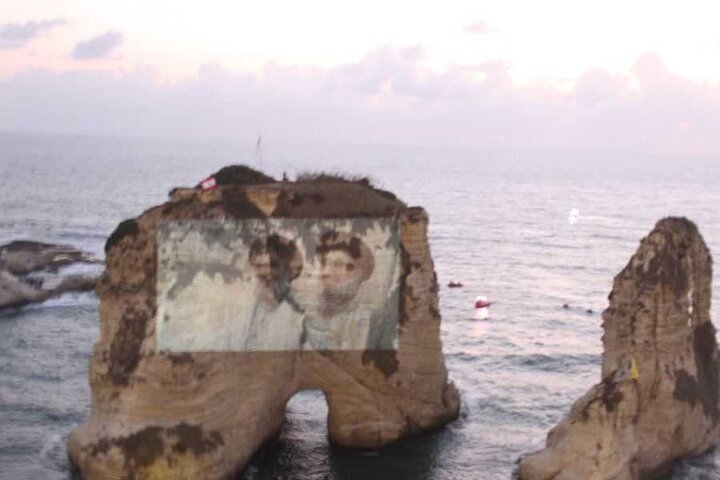 تقرير مصور/ فعالية إضاءة صخرة الروشة في بيروت بصورة السيدين الشهيدين بمناسبة ذكرى شهادتهما
