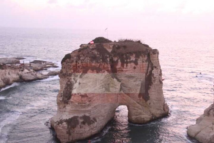 تقرير مصور/ فعالية إضاءة صخرة الروشة في بيروت بصورة السيدين الشهيدين بمناسبة ذكرى شهادتهما
