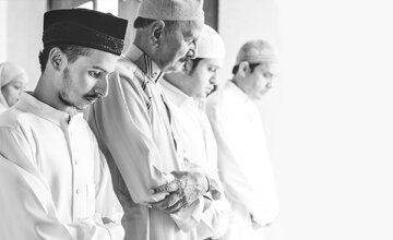 چرا اهل‌سنت دست‌بسته نماز می‌خوانند؟