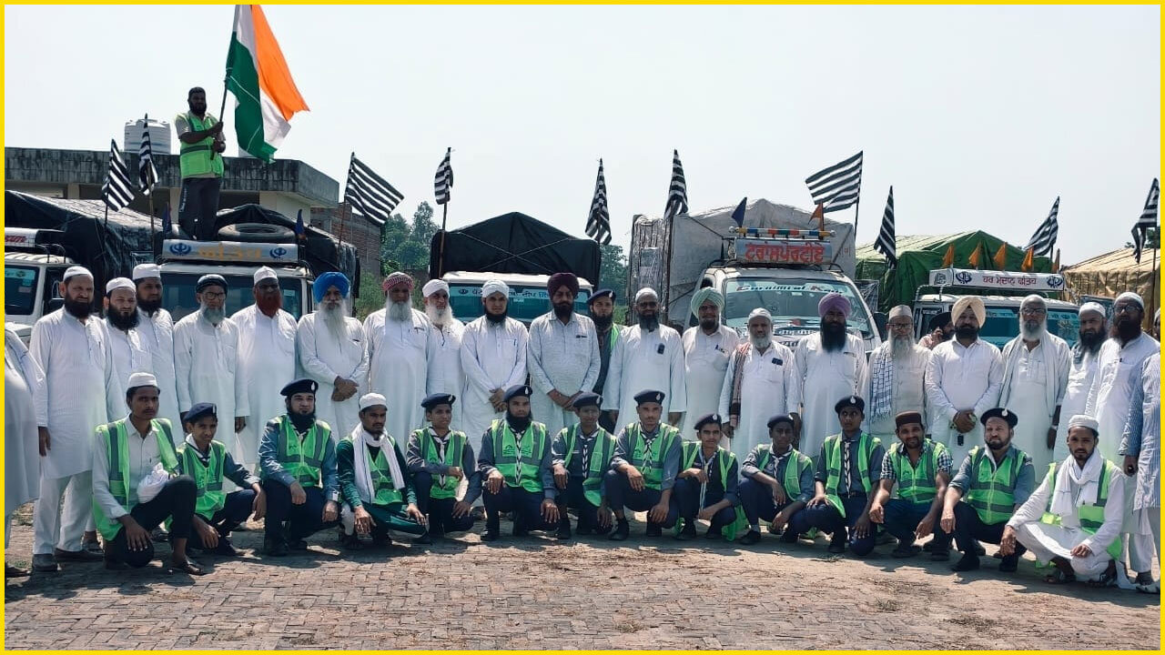 ভারতীয় আলেমরা ৩০ ট্রাক ত্রাণ নিয়ে পাঞ্জাবের বন্যার্ত শিখদের পাশে।