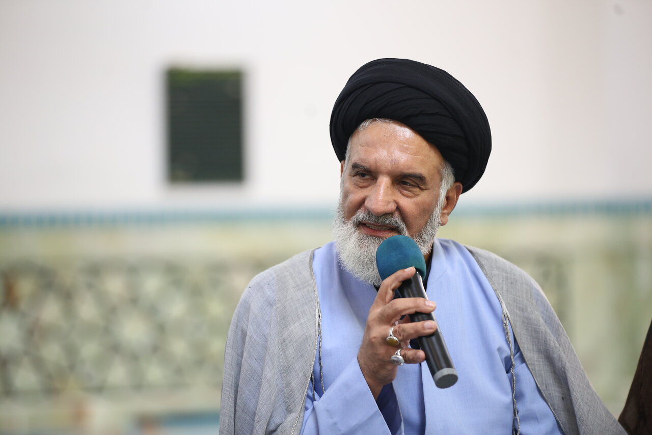 پاسخگویی تلفنی، مشاوره و حمایت از فقرا؛ خدمات گسترده دفتر آیت‌الله مکارم در شیراز 