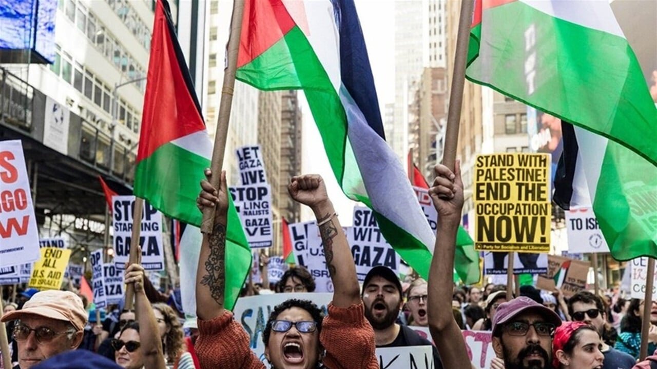 آلاف المتظاهرين يطالبون بإعتقال "مجرم الحرب نتنياهو" في نيويورك الأمريكية