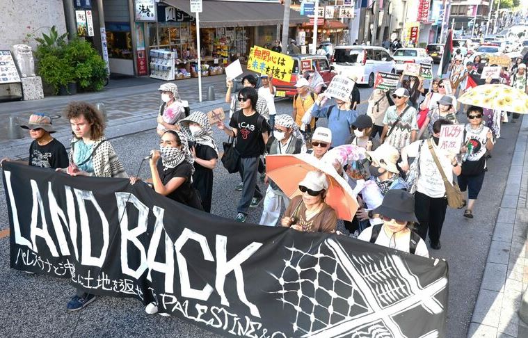 Manifestación en Naha, Okinawa, en apoyo a Palestina: protesta contra los bombardeos en Gaza