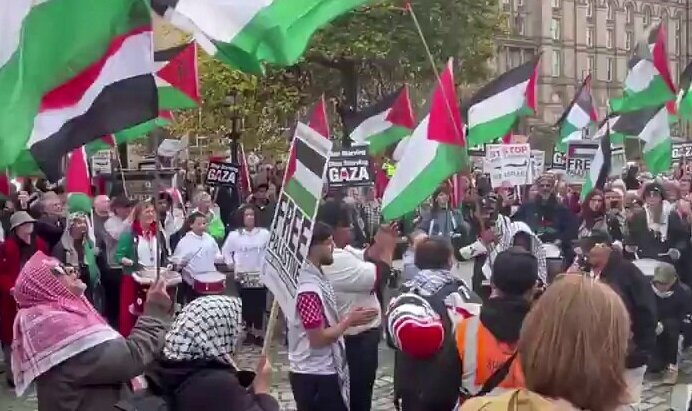 فيديو | مظاهرة ضخمة في مدينة ليفربول البريطانية إسنادًا لغزة