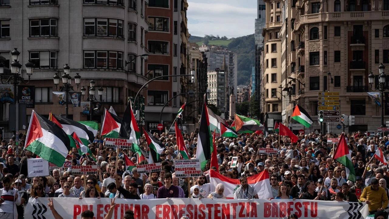 Berlin'de düzenlenen Filistin'e destek yürüyüşüne 100 bini aşkın kişi katıldı