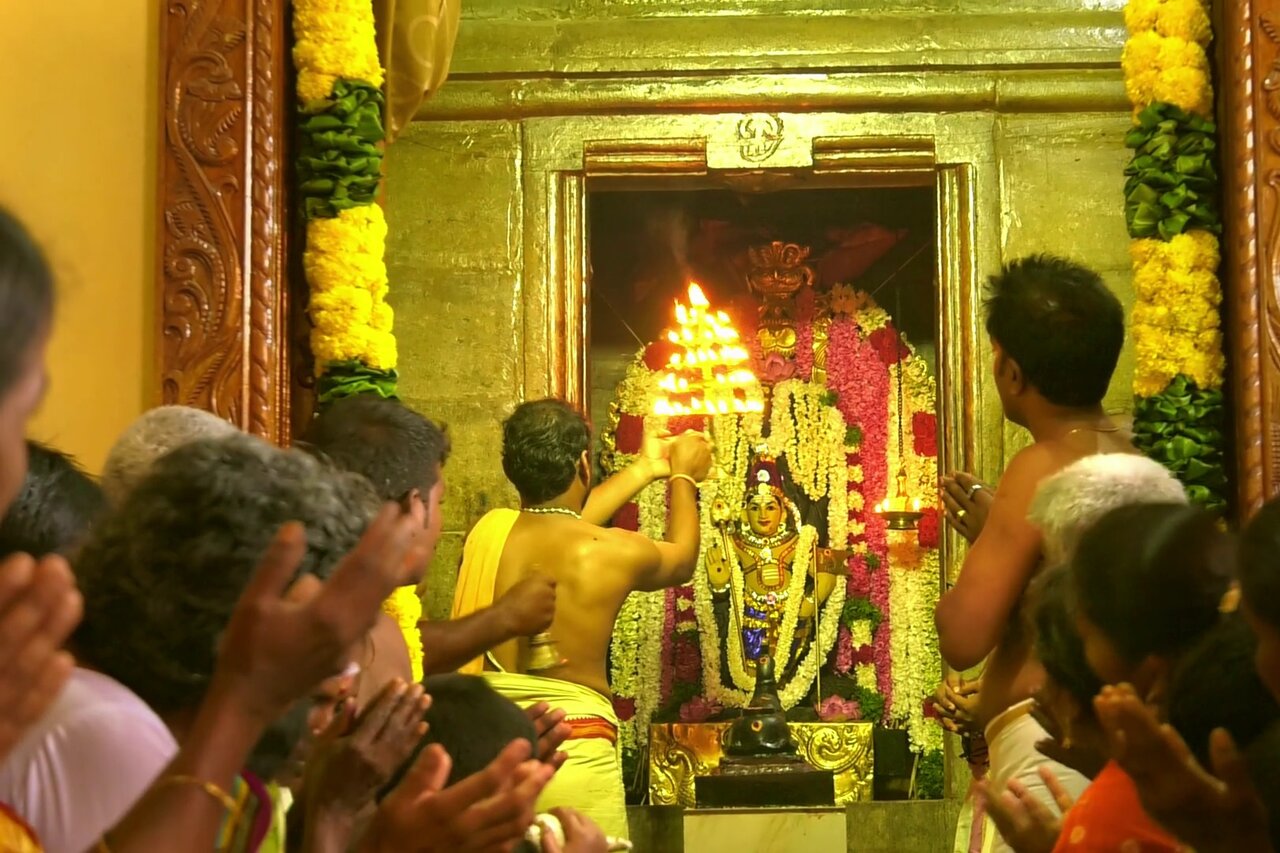 ویدیو | هندوهای افراطی، جوان مسلمان را وادار به سجده مقابل بت‌ها کردند