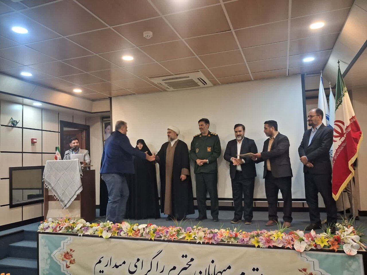 همایش «رسانه، گفتمان جمعیت و آینده روشن» در قم برگزار شد/ تجلیل از برگزیدگان رویداد رسانه‌ای جمعیت