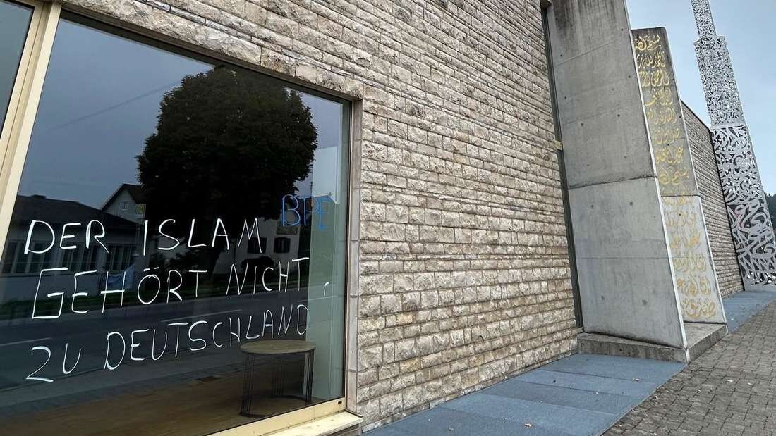 شعار ضداسلامی روی شیشه‌های مسجدی در آلمان خشم مسلمانان محلی را برانگیخت