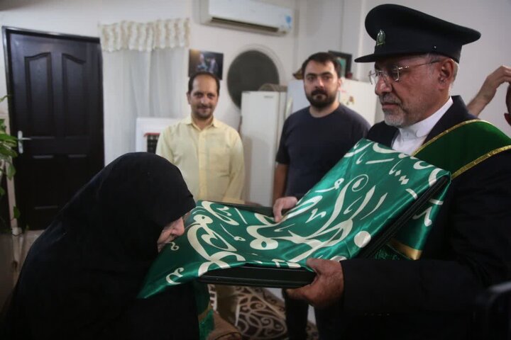 Photos: Honoring mother of martyr Dokhanchi by Hazrat Masoumeh shrine's servants