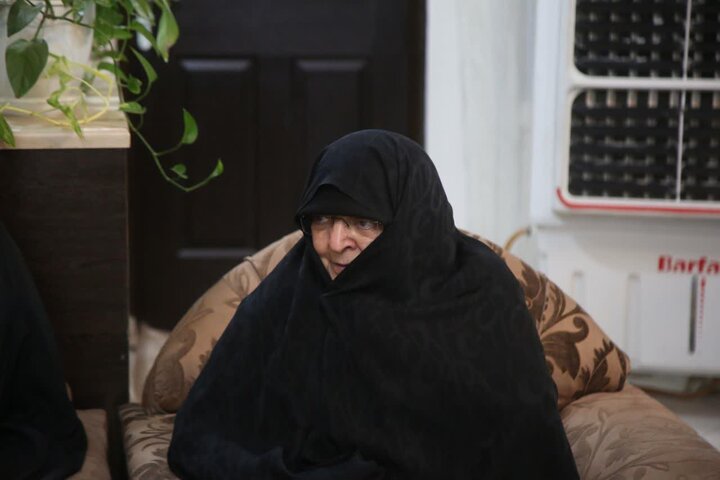 Photos: Honoring mother of martyr Dokhanchi by Hazrat Masoumeh shrine's servants