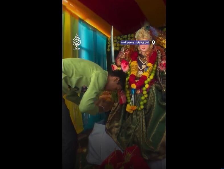 Video: Extremist Hindus forced a young Muslim to prostrate before idols