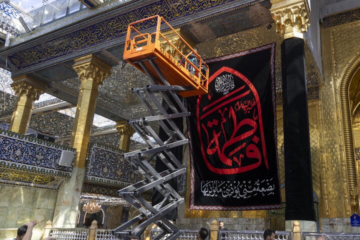 نشر لافتات الحزن في ذكرى شهادة السيدة فاطمة الزهراء (عليها السلام) في العتبة العباسية المقدسة