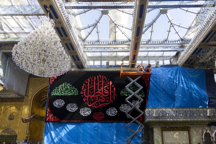 نشر لافتات الحزن في ذكرى شهادة السيدة فاطمة الزهراء (عليها السلام) في العتبة العباسية المقدسة