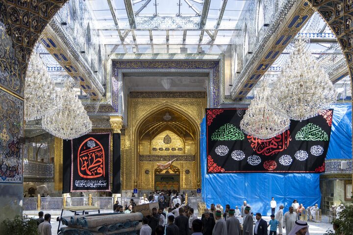 نشر لافتات الحزن في ذكرى شهادة السيدة فاطمة الزهراء (عليها السلام) في العتبة العباسية المقدسة