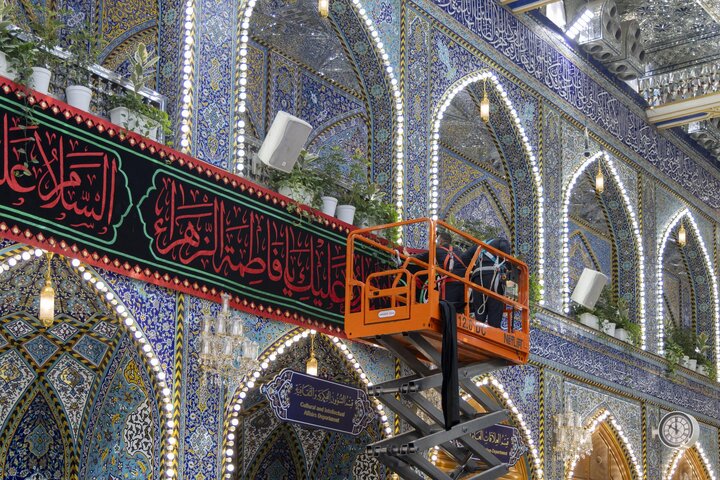 نشر لافتات الحزن في ذكرى شهادة السيدة فاطمة الزهراء (عليها السلام) في العتبة العباسية المقدسة