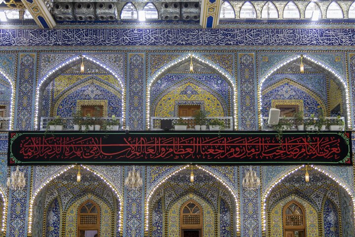 نشر لافتات الحزن في ذكرى شهادة السيدة فاطمة الزهراء (عليها السلام) في العتبة العباسية المقدسة